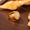 Gros plan d'une bague en titane doré ornée d'une pierre en forme de gouttelette - Taille 7 / Style Cœur Rose (ZHR210 Rose)