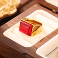 Bague vintage dorée avec une grande pierre rouge rectangulaire dans un écrin à bijoux - Taille 7 / Style Carré Rouge (ZHR208) / Rouge