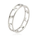 Anillo minimalista de acero de titanio plateado con diseño de luna y cruz calada - US 7 / Color acero
