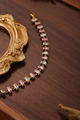 Bracelet doré élégant avec zircons rectangulaires roses et blancs sur fond de bois sombre - Or 18 carats / Gemme Rose & Blanche Rectangulaire (ZHB434金)