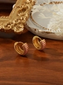 Dettaglio orecchini a cerchio vintage dorati con smalto rosa su tavolo in legno - Stile a Righe Rosa (ZHE412-粉2) / Rosa