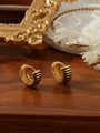 Dettaglio di orecchini a cerchio dorati con strisce nere su vassoio di legno - Stile a Righe (ZHE412-绿2) / Verde