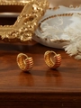Dettaglio di orecchini a cerchio dorati con smalto arancione su piano in legno - Stile a Righe Rosse (ZHE412-红) / Rosso