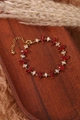 Bracelet doré orné de zircons rouges et blancs taille marquise sur un socle en bois rustique - Or 18 carats / Rouge & Blanc Marquise (ZHB443金)