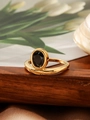 Anello aperto dorato minimalista con una pietra preziosa nera ovale lucidata - Taglia 7 / Oro con pietra nera