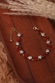 Bracelet coeur doré élégant avec zircons rouges et clairs sur plateau bois - Or 18 carats / Rouge & Blanc Cœur (ZHB427金)