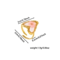 Dettaglio dell'anello regolabile dorato con un fiore secco rosa racchiuso in un cuore - Stile Forma a Cuore Fiore Secco Rosa (ZHR2277 Gold) / Oro