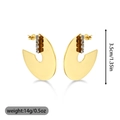 Dettaglio orecchini in acrilico dorato a forma di C con misure di 3,5 cm e peso di 14g - Zirconia Quadrata Trasparente Dorata (EH3419)