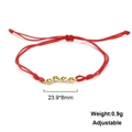 Detailansicht Rotes Armband mit Maßen 23,9x8mm und vier goldenen Pfotenabdruck-Anhängern - Katzenpfote-Stil-Goldfarbe