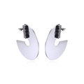 Orecchini a C geometrici in acrilico argento con cristalli viola su sfondo bianco - Zirconia Viola a Doppia Fila Argentata (EH3414)