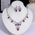 Vue détaillée d'un ensemble collier et boucles d'oreilles aux cristaux gouttes rouges. - Style Goutte d'Eau Floral (PJ--168)
