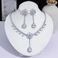 Vue détaillée d'un ensemble collier et boucles d'oreilles en zircon poire sur présentoir. - Style Fleur à Cinq Pétales Longue Goutte d'Eau (PJ--177)