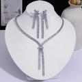 Parure de bijoux élégante en cristal argenté avec collier et boucles d'oreilles pendantes - Nœud Gland Strass Pavé (PJ--110)