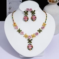 Vue détaillée de l'ensemble collier et boucles d'oreilles en cristal sur mannequin - Style Goutte d'Eau Patchwork Floral (PJ--170)