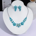 Parure élégante de collier et boucles d'oreilles en cristal bleu sur présentoir - Design Floral Bleu et Jaune (PJ--155)