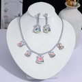 Gros plan sur une parure de bijoux goutte d'eau scintillante avec cristaux irisés - Style Goutte d'Eau Irisée (PJ-143)