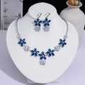 Parure de bijoux fleur en cristal bleu avec collier et boucles d'oreilles. - Style Floral à Cinq Pétales Bleu et Blanc (PJ--165)