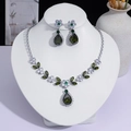 Élégant ensemble de bijoux goutte d'eau vert émeraude avec collier et boucles - Émeraude Goutte d'Eau Floral (PJ--106)