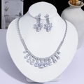 Élégant ensemble de bijoux collier et boucles d'oreilles en strass goutte d'eau - Goutte d'Eau Rayonnante Florale (PJ--120)
