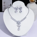 Ensemble élégant de collier et boucles d'oreilles en zircone avec gouttes d'eau pour soirées. - Style Papillon Floral de Luxe (PJ--144)