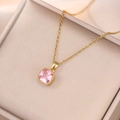 Détail d'un pendentif en zircon rose carré avec bordure perlée dorée sur une chaîne d'or - Or Zircon Rose
