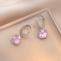 Vue macro des créoles en pierre rose taille coussin avec micro-pavage de cristaux brillants - Boucles d'Oreilles en Zircon Rose