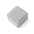 Boîte à bijoux carrée en velours gris clair avec couvercle à rabat sur fond blanc - Boîte Cadeau Grise