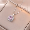 Macro-opname van vierkante roze zirkoon hanger met dubbele halo op zilveren ketting - X1154 - Staalkleurige Poedersuikerklontjes