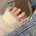 Nahaufnahme eines vergoldeten, drehbaren Hasenrings mit funkelnden Zirkoniasteinen - Gold Rotierender Hasen-Ring