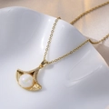 Elegante goldene Ginkgo-Halskette mit großer weißer Perle und funkelnden Kristallen - X0165 Ginkgoblatt Perle