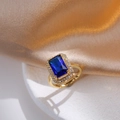 Elegante verstelbare gouden ring met een rechthoekige blauwe saffier-zirkonia in het midden - Blauwe edelsteen ring