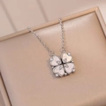 Détail du collier trèfle argenté avec cœurs en nacre et zircons étincelants - Collier Pendentif Trèfle / Couleur Acier (X0048)