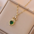 Collier élégant doré avec pendentif cœur émeraude et détail couronne sur boîte à bijoux - Vert Émeraude (X1998 Couronne de Coeur)