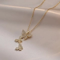 Collier élégant en acier titane doré avec trois pendentifs papillon sertis de zircons - Collier Papillon Volant (X1245) / Or