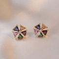 Vue détaillée de boucles d'oreilles en forme de moulin à vent avec zircons colorés - E305 Boucles d'Oreilles en Zircone Multicolore