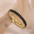 Makroaufnahme Goldarmband mit schwarzen Zirkonia im Marquise-Schliff auf Seidenstoff - Marquise-Krallen-Stil / Schwarzer Zirkonia (TS 166)