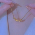 Collana in acciaio al titanio dorato con cinque perle sfaccettate e catena box - Collana di Piccole Perle della Fortuna (X1565)