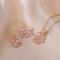 Elegantes rosa Blumen Schmuckset mit Halskette und Ohrringen auf Champagner Seide - Goldene Blumen-Zirkonia-Schmuckset (X2195+E499)