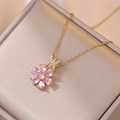 Detailansicht eines rosa Zirkonia-Blumenanhängers mit X-förmiger Diamant-Clip-Öse - Goldene Blumen-Zirkonia-Halskette (X2195)