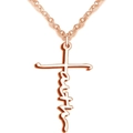 Detalle del collar con colgante de cruz Faith en oro rosa con letras artísticas - Rosa oro