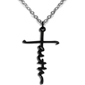 Detalle macro del colgante de cruz hecho con letras faith con una cadena de metal - Negro