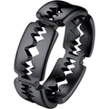 Detalle del anillo para hombre en acero inoxidable negro con diseño industrial troquelado - US 6 / Negro