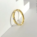 Anillo minimalista de titanio chapado en oro rosa con cristales de circonita brillantes - US 6 / Dorado