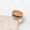 Anillo giratorio de oro rosa con números romanos, esmalte negro y fila de circonitas - US 7 / Oro Rosa - Anillo Números Romanos Zirconia