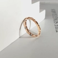 Detalle del anillo ondulado en oro rosa con cristales sobre soporte geométrico - US 6 / Rosa oro