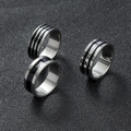Vue détaillée de bagues en acier titane argenté avec rayures en émail noir pour couples - Taille 6 / Lot de 3 pièces / Tailles mixtes (6-8mm) / Argent