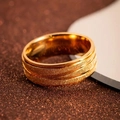 Minimalistischer Ring aus mattem Goldtitanstahl mit breitem Glitzerband und polierten Kanten - US 6 / Gold - Mattierter Stil