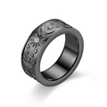 Makro-Detail von schwarzem Edelstahlring mit eingraviertem Mond- und Sternmuster - US 6 / 8mm Sonne Mond Stern Schwarz Mattiert (4858338541840)
