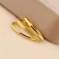 Primer plano de tres anillos apilables de acero al titanio dorado con textura arenada fina - Talla 4 / Juego de 3 Piezas Dorado