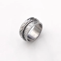 Vue macro de la bague rotative large en acier avec relief floral et bords martelés - Argent-Floral 4